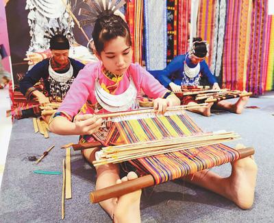 非遗文创受年轻人追捧（让优秀传统文化活起来）